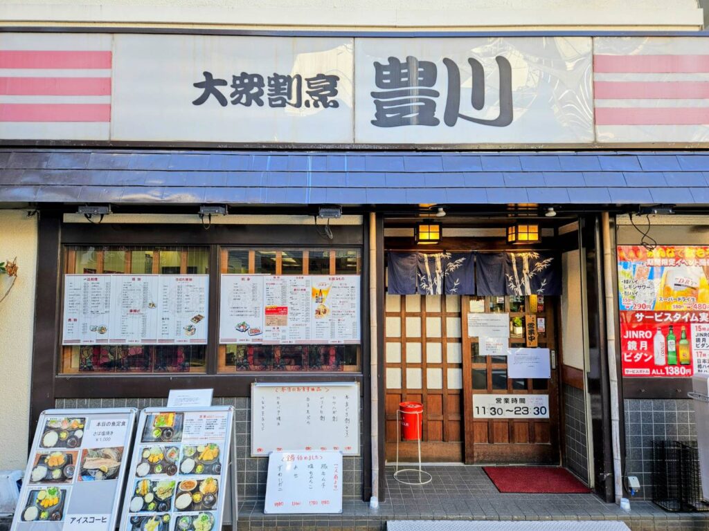 メニューが貼られた飲食店前の外観