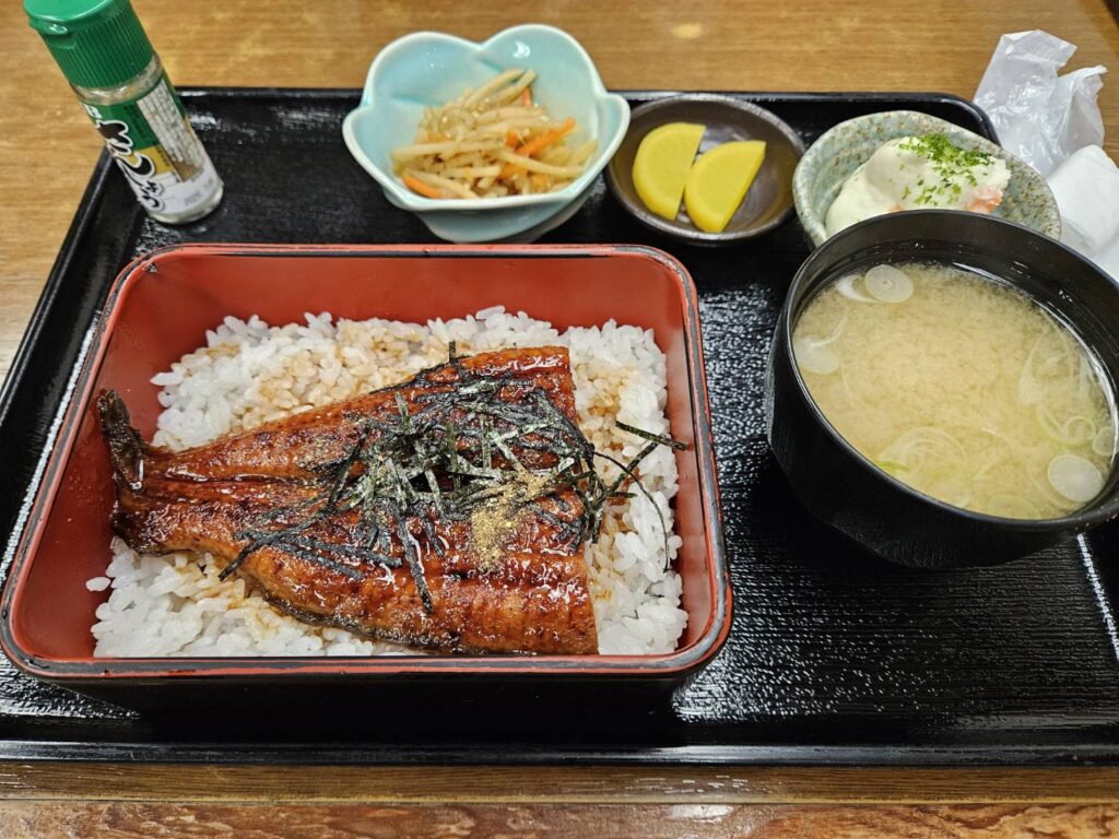 うな重と味噌汁と小鉢