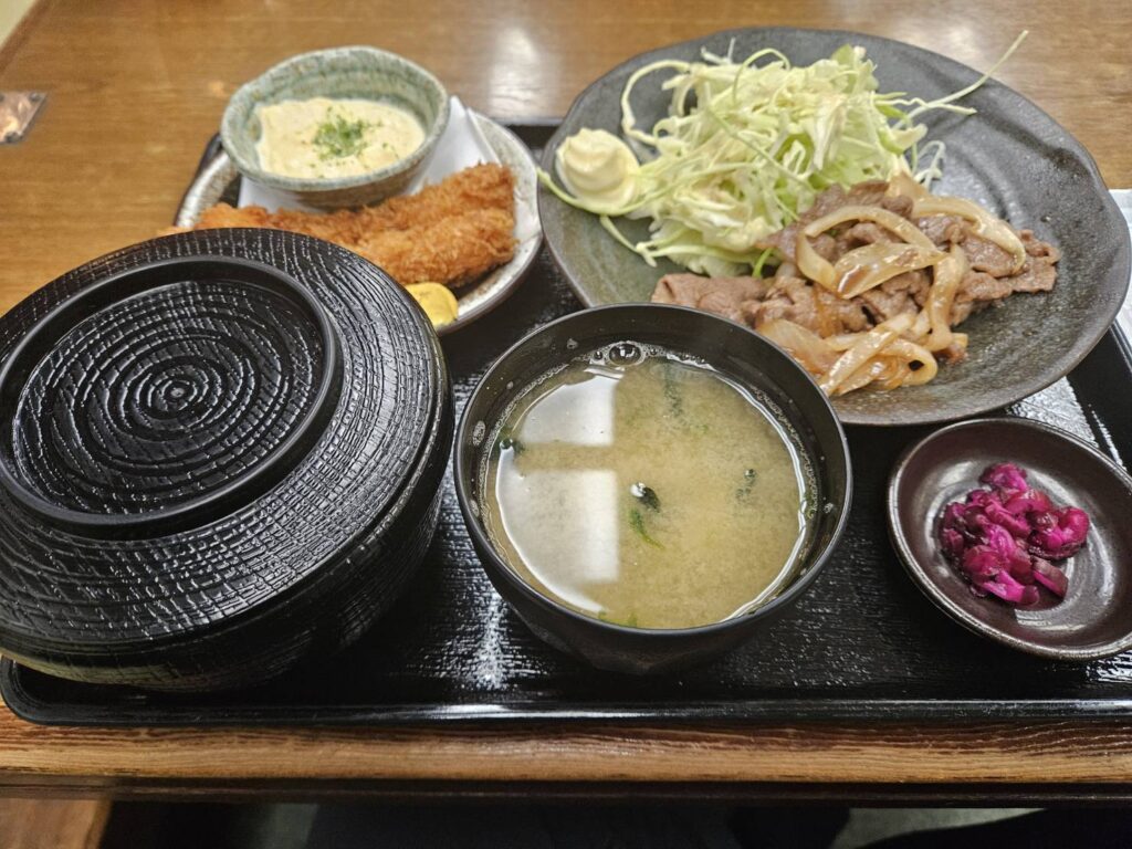 生姜焼きと揚げ物の定食
