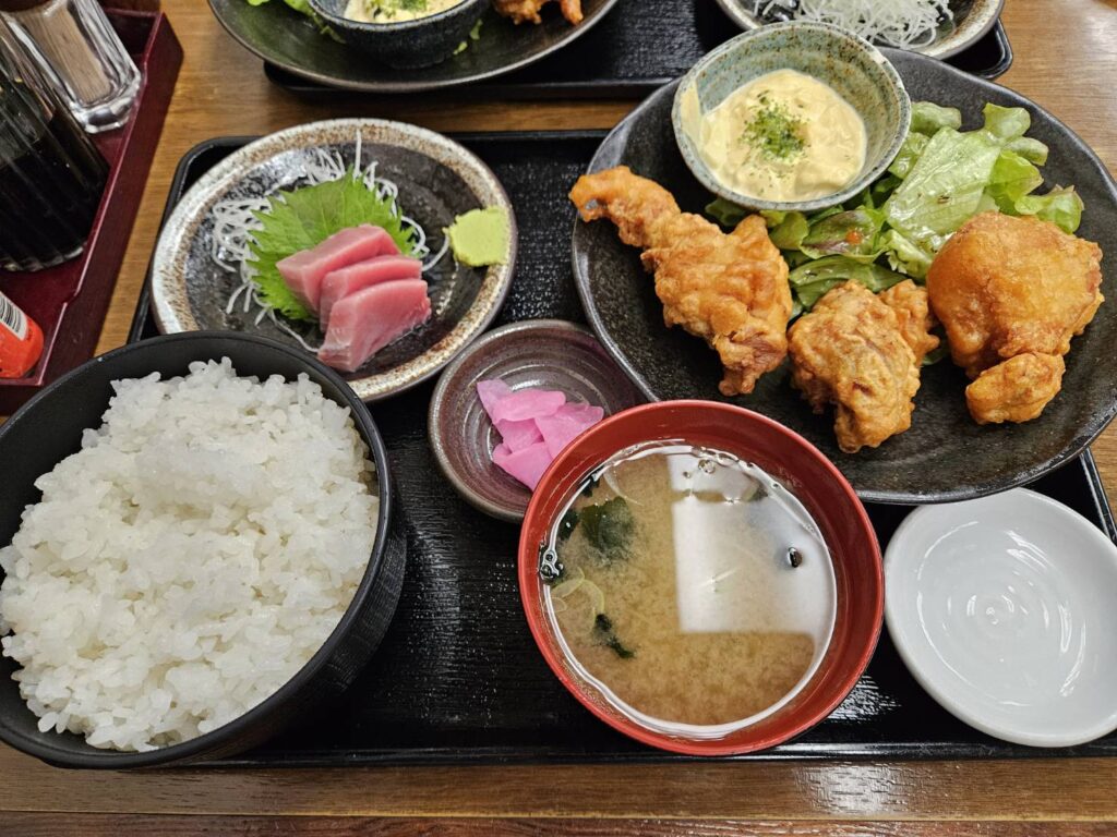 唐揚げと刺身の定食