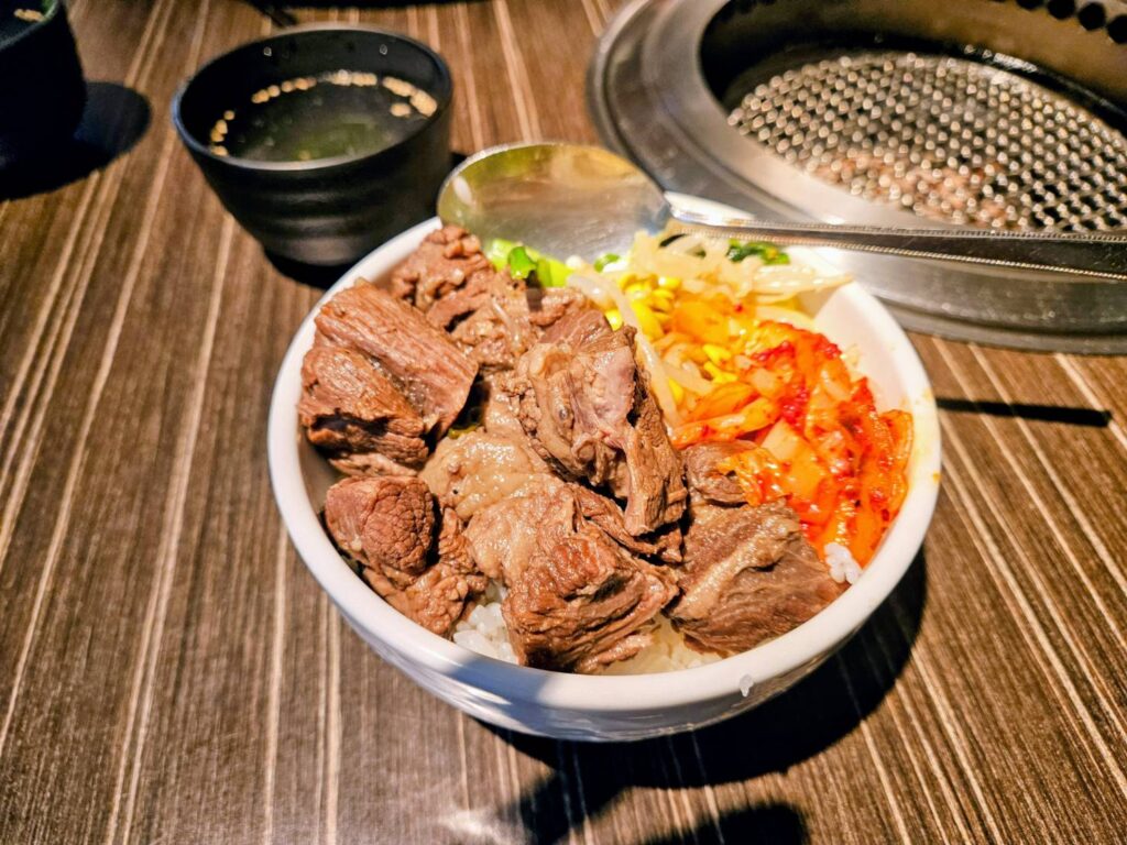 牛肉とキムチともやしが乗った牛丼
