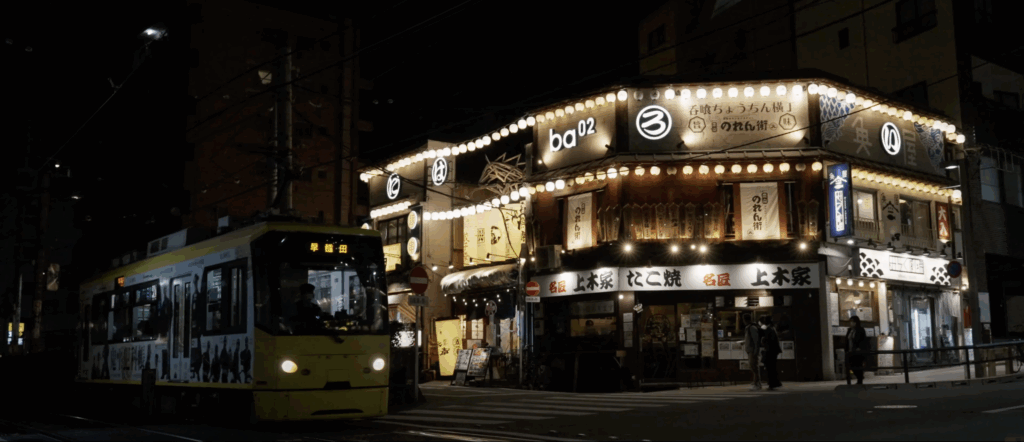 夜の道を都電が走る様子