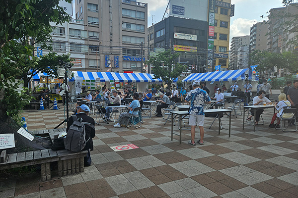 イベントで席に座る人々