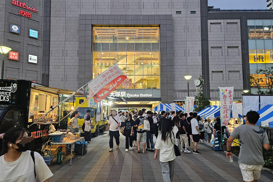 駅前を歩く大勢の人々