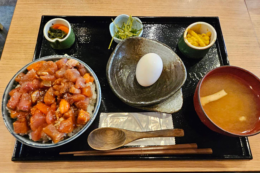 お盆に乗った海鮮丼とおかず