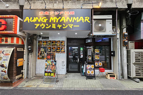 飲食店の黒い看板