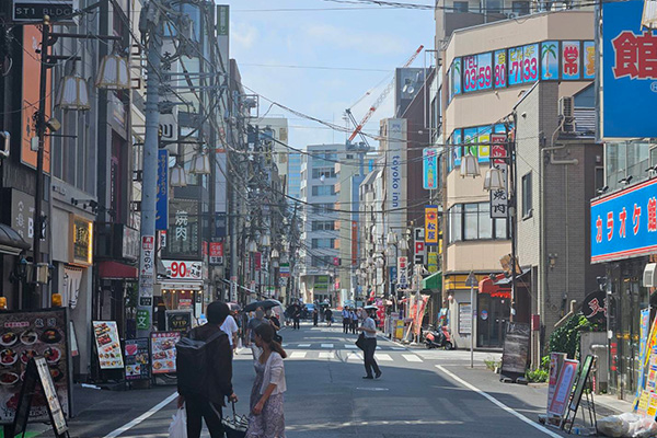 商店街を歩く人々