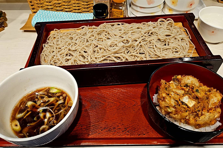 お盆の上に乗ったお蕎麦とかき揚げ丼