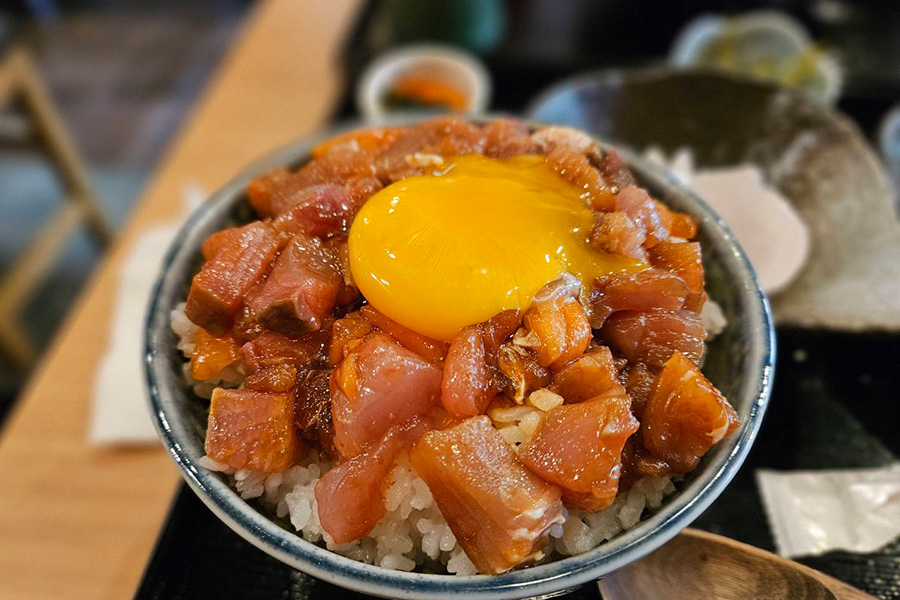 卵黄が乗った海鮮丼