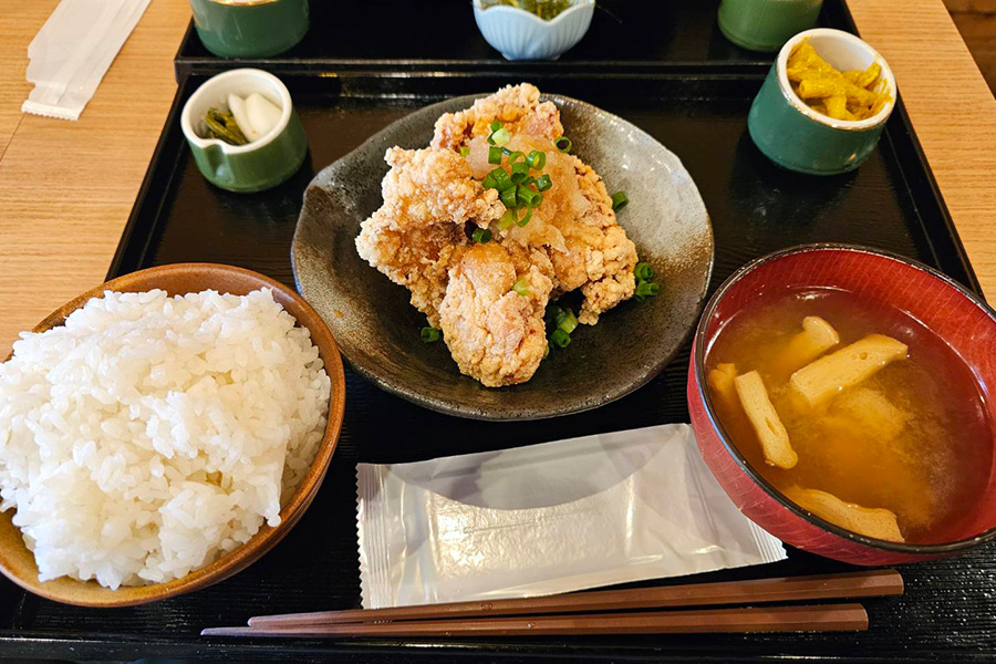 お盆にのった唐揚げ定食
