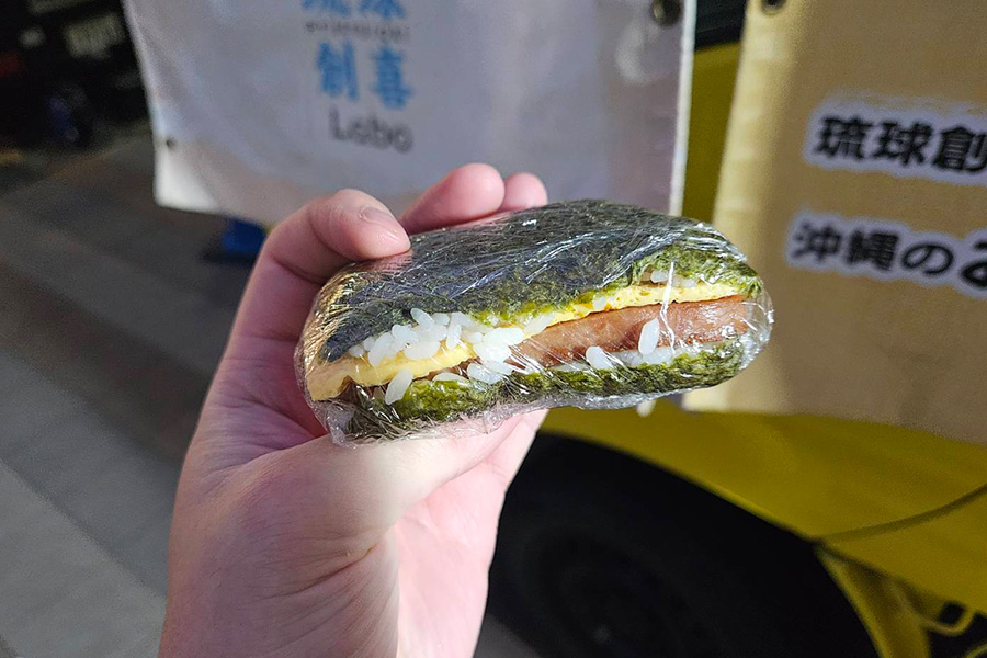 ラップに包まれたおにぎり