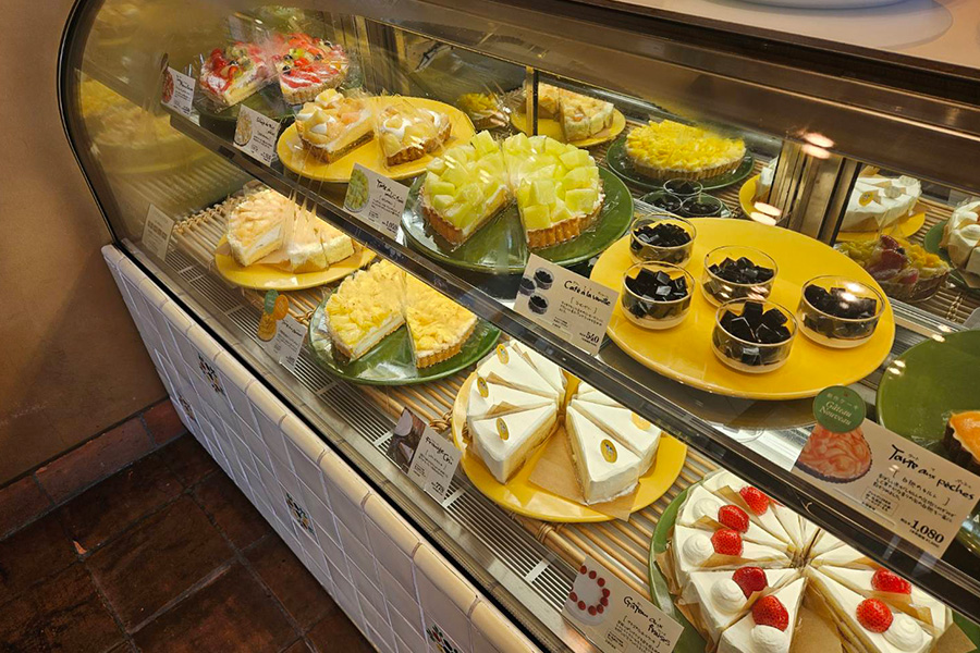 ガラスケースの中に入った数々のケーキ
