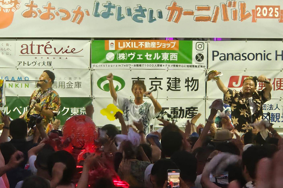 ステージ上で踊る3人の男性