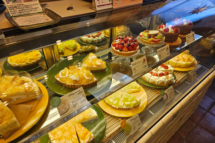 ガラスケースの中に入った数々のケーキ