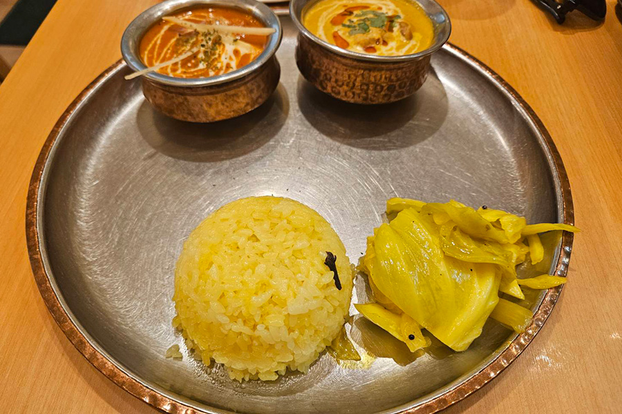銀のプレートも上に置かれたカレー