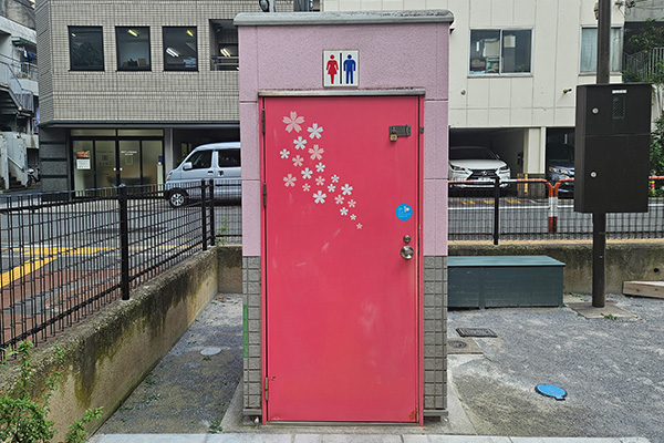 ピンク色のトイレのドア