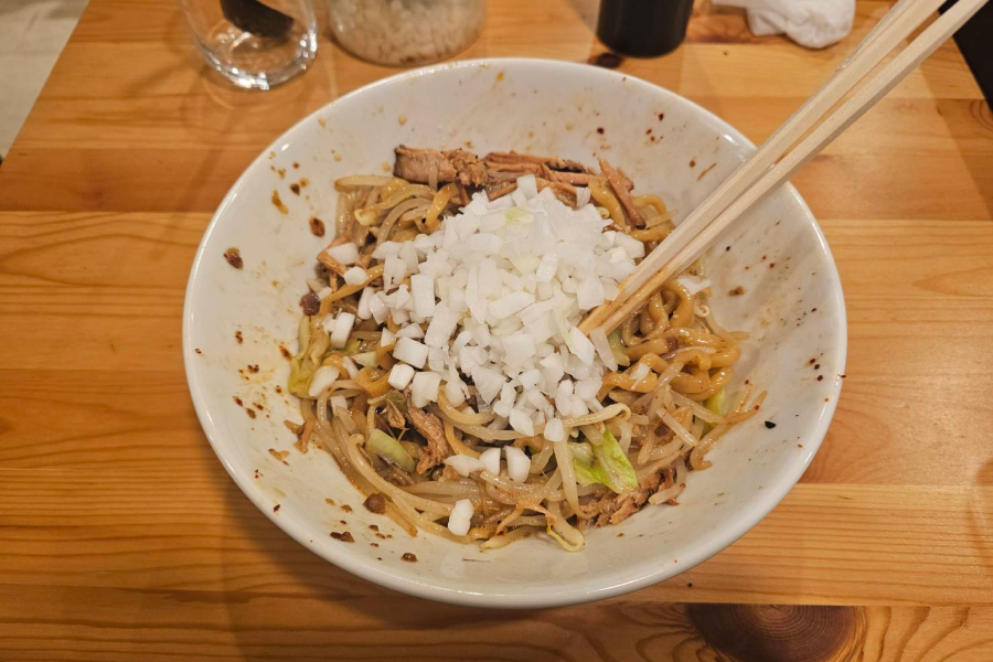 まぜそばと玉ねぎ