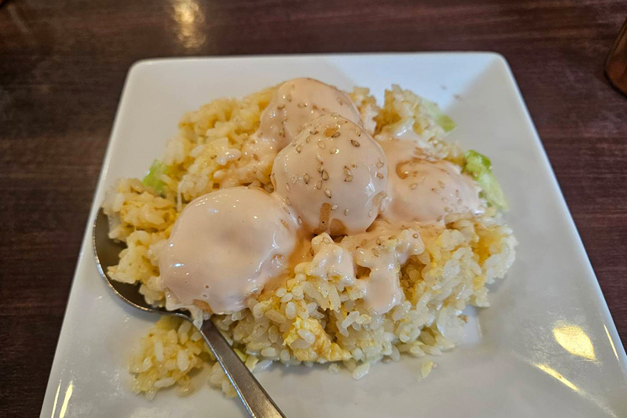 炒飯の上に乗る白いエビマヨ