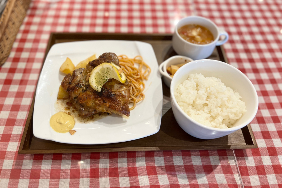 ガリバタチキン定食の横から撮った写真