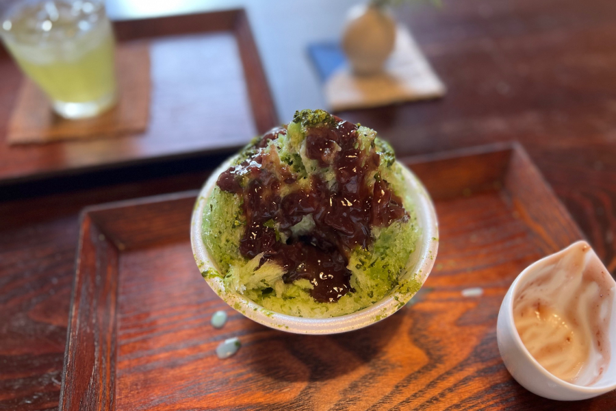 マルキク矢島園の抹茶ミルクかき氷にあずきを掛けた写真
