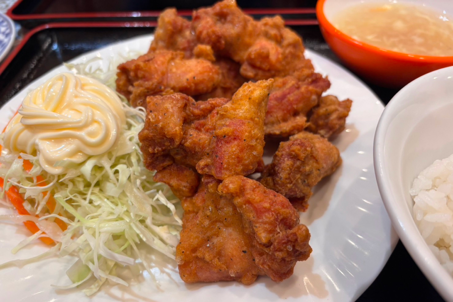 鶏肉唐揚げのカレー風味定食の写真