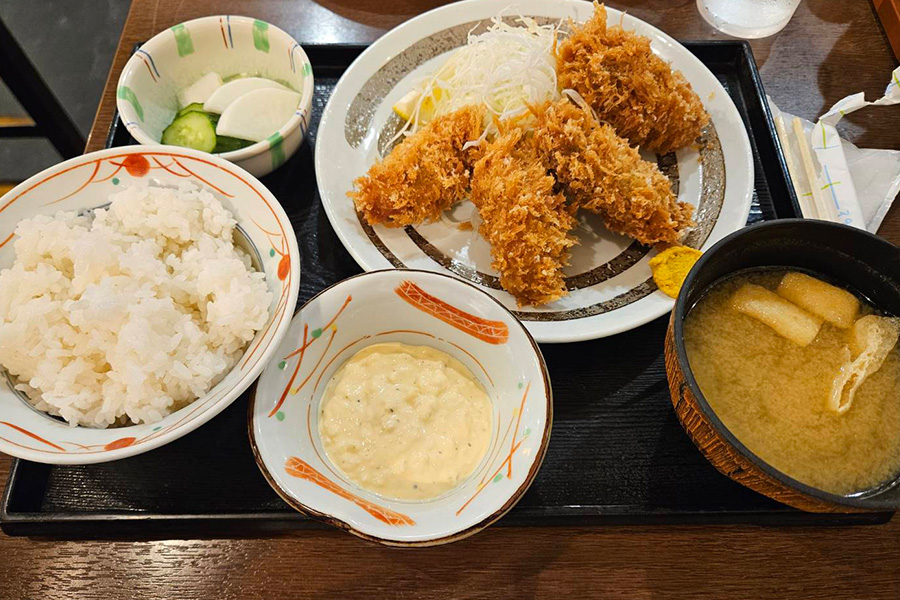 お盆に乗ったカキフライ定食