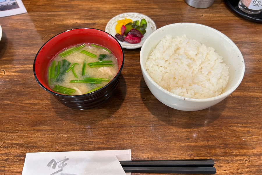 ご飯、味噌汁、漬け物