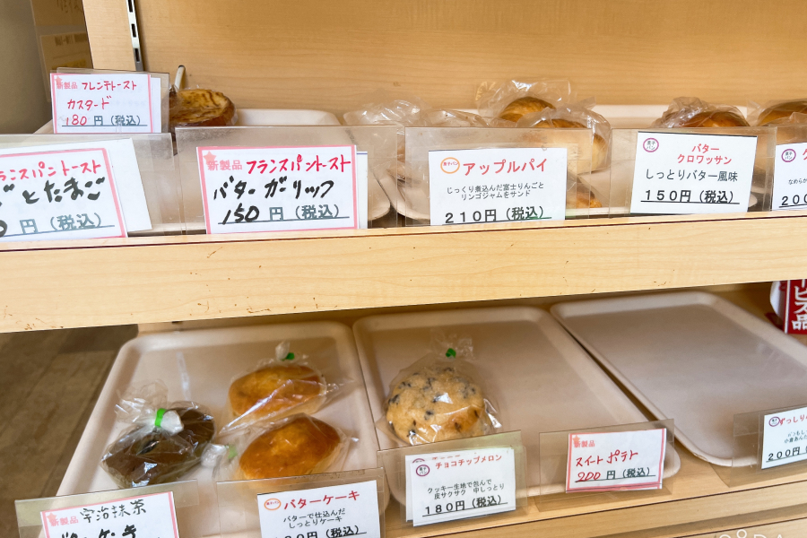 店に並ぶパンの写真