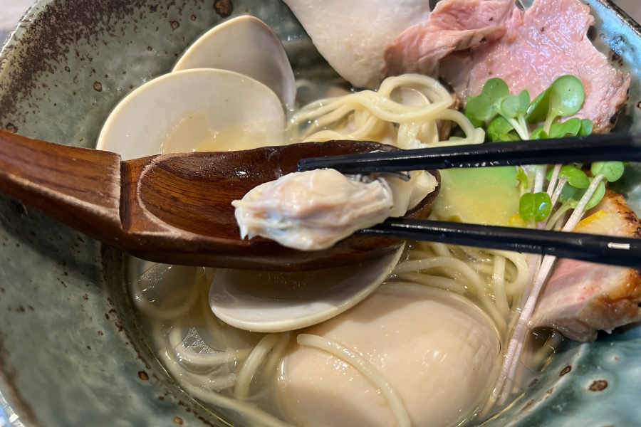中華そばに乗っている蛤の写真