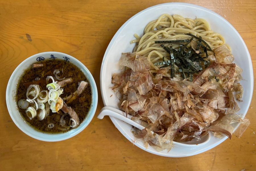 喜富の麺とつけ汁の写真