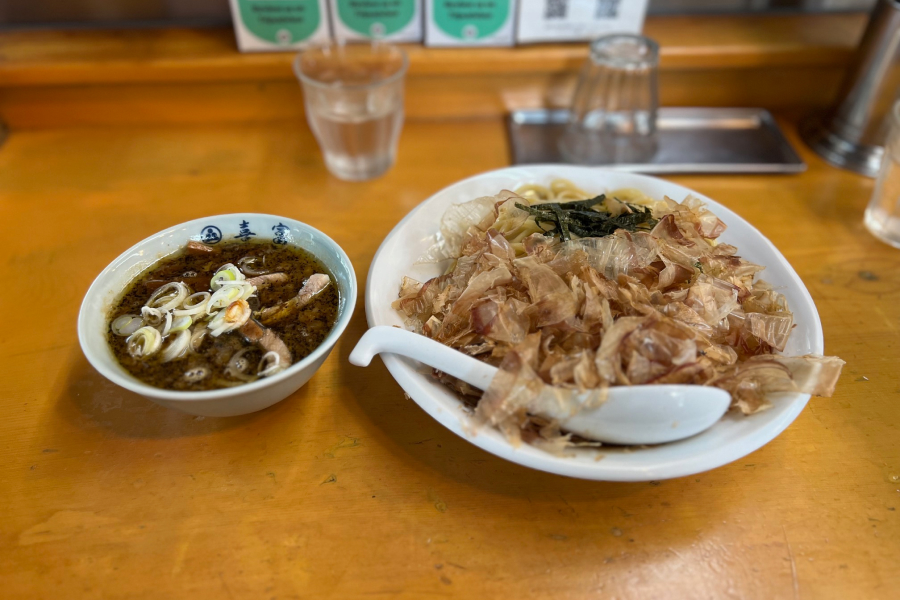 喜富の麺とつけ汁の写真