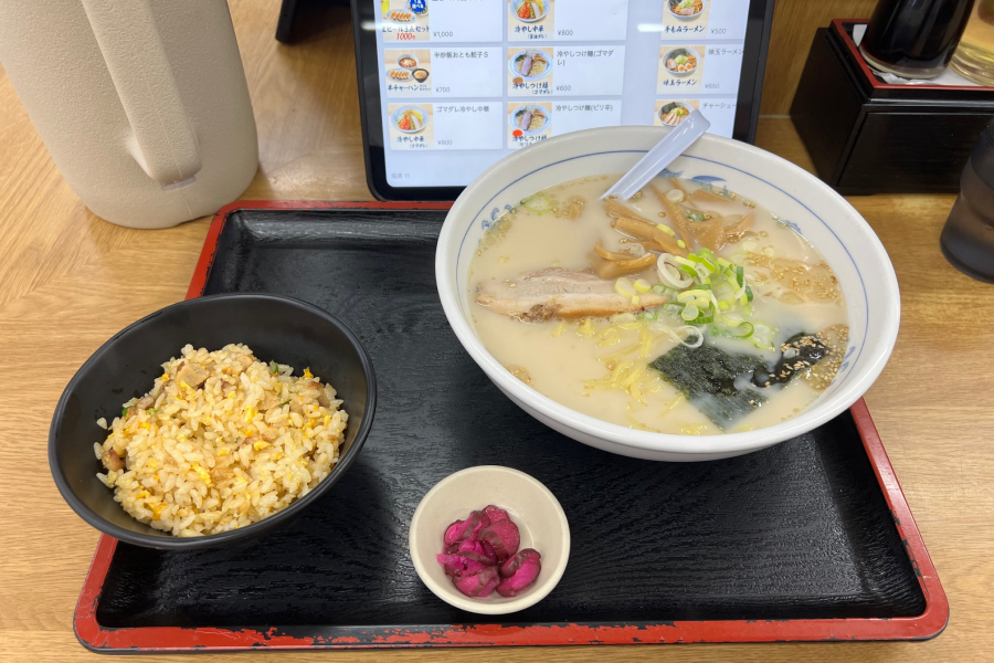 福しんのラーメンと半チャーハンセットの写真