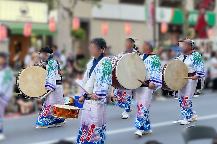 太鼓を演奏中の写真