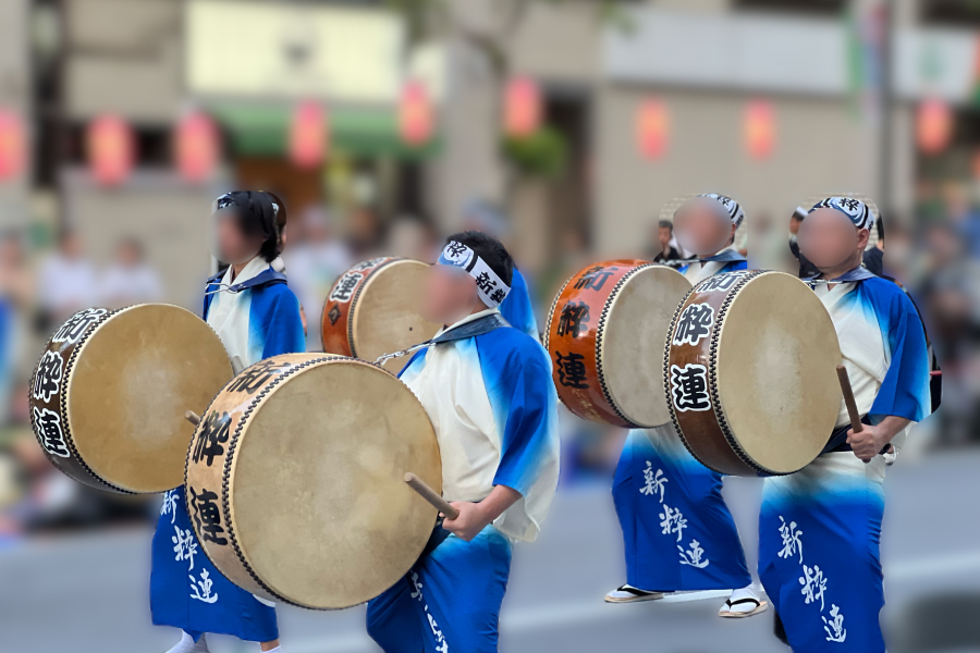 太鼓を演奏中の写真