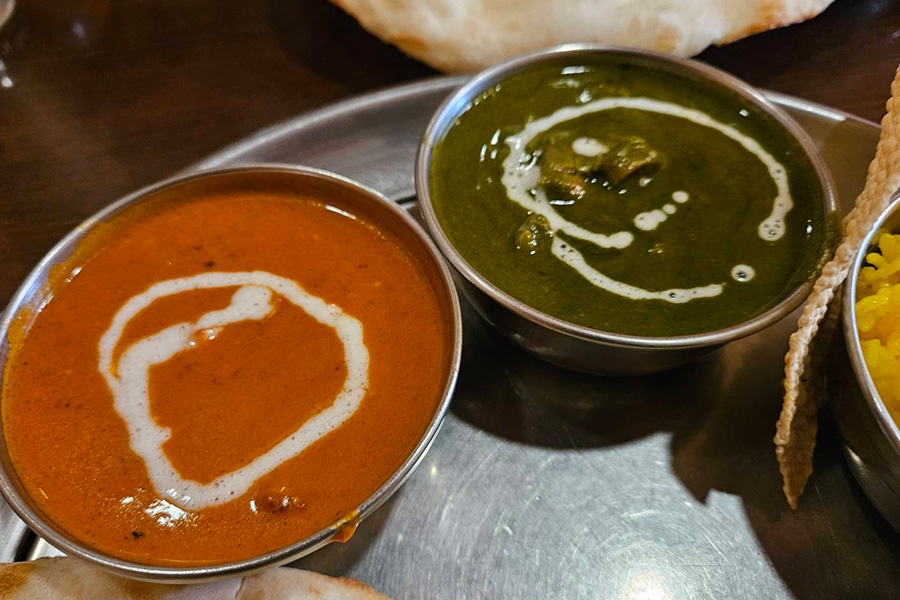 丸いお皿に乗ったインドカレー