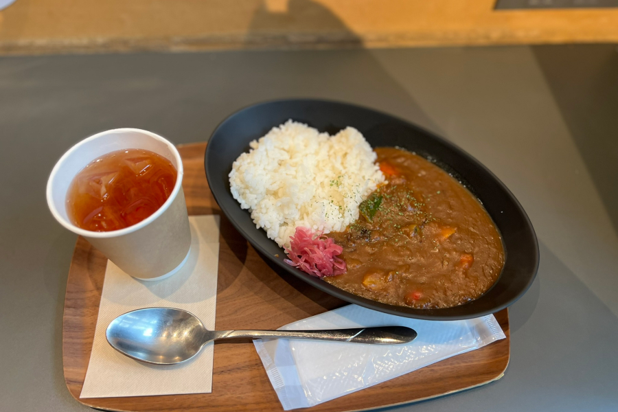 ランチセットの、「ごろごろイタリアン野菜カレー」と「アイスティー」