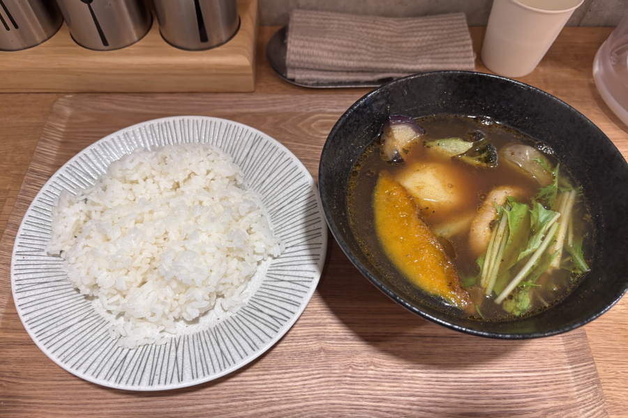 「東京スープカレー」、スープカレーとライスの写真。