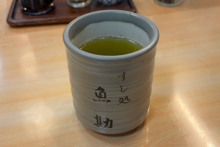 湯呑みに入ったお茶の写真。