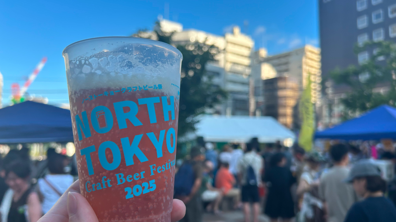 クラフトビールと人々の様子