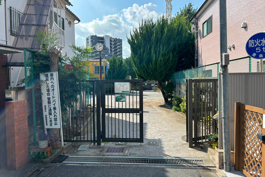 公園の入り口の門。