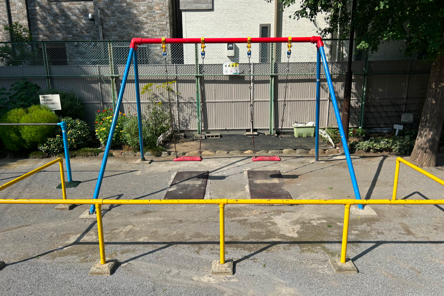 2つが横並びになっているブランコ。