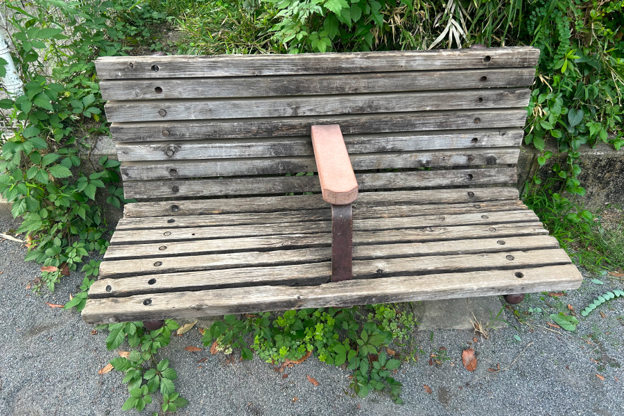 昔ながらの木製ベンチ。