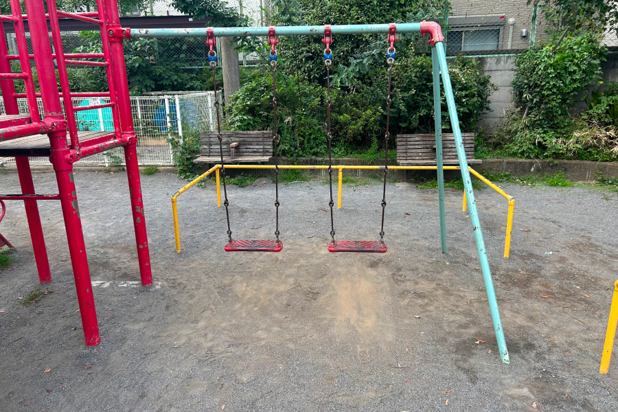 隣の大きな遊具とくっついているブランコ。
