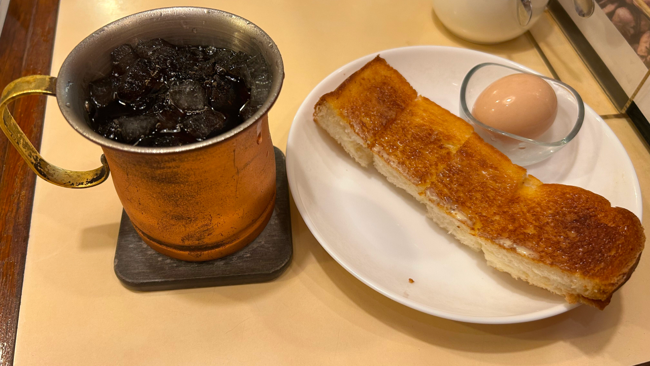 アイスコーヒーとトーストとゆで卵。