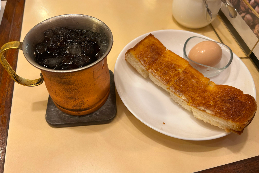 アイスコーヒーとトーストとゆで卵。