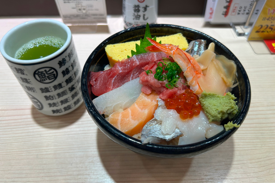 温かいお茶と海鮮丼。