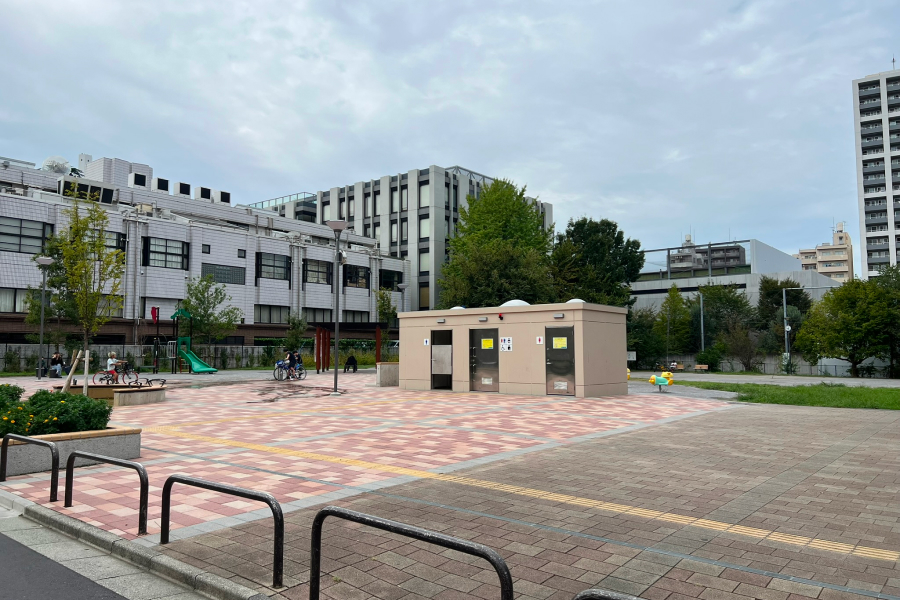 上池袋東公園を入口から見た様子