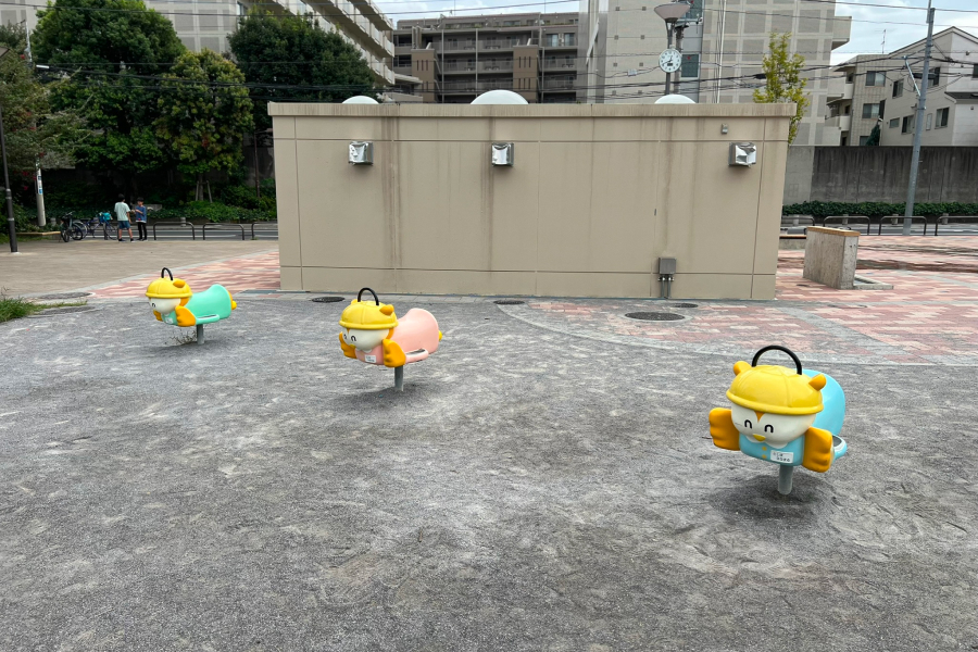 上池袋東公園にいるとしま ななまるの、前から見た様子