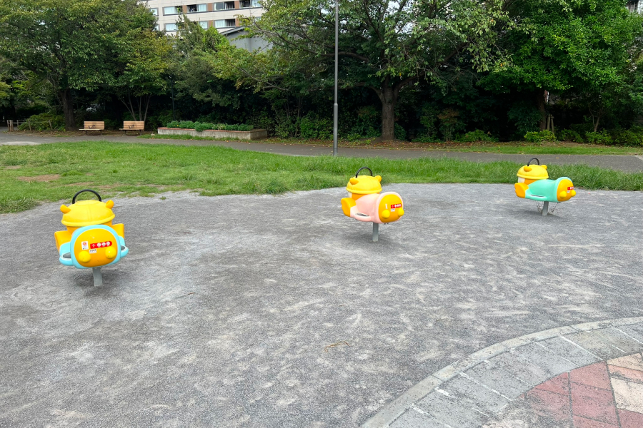 上池袋東公園にいるとしま ななまるの、後姿の様子