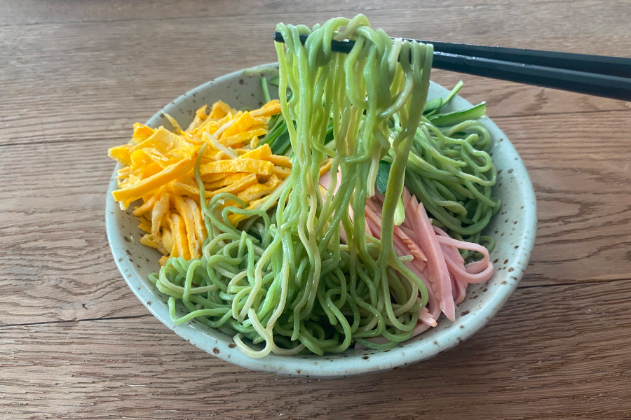 麺を持ち上げた様子